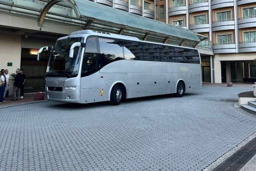 Reisebus am Hotel
